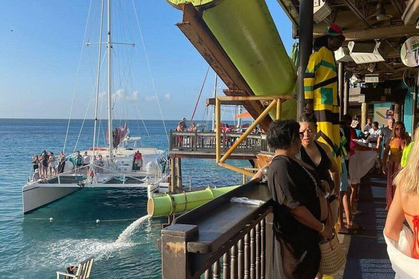 Una barca ormeggiata al molo, con persone a bordo e sul molo. 4