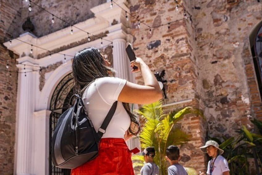 Una persona che si fa un selfie di fronte a un edificio storico con archi e colonne. 5