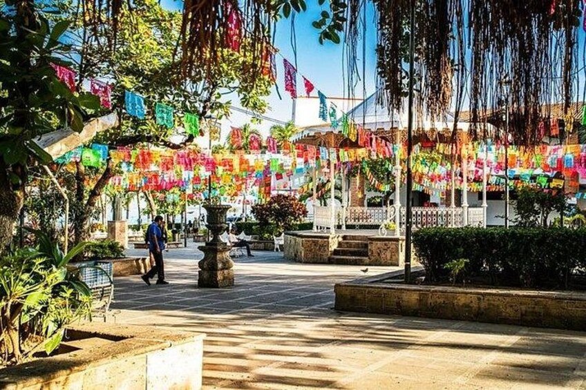 Plaza de Las Armas decorada con banderines en fechas de la Independencia de Mexico. 2