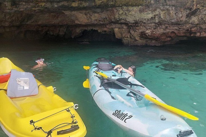 Due kayak in acque limpide con una grotta rocciosa sullo sfondo. 4