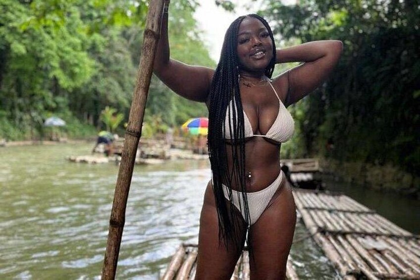 Une personne se tient sur une jetée en bois, au bord d’une rivière, entourée de verdure. 1