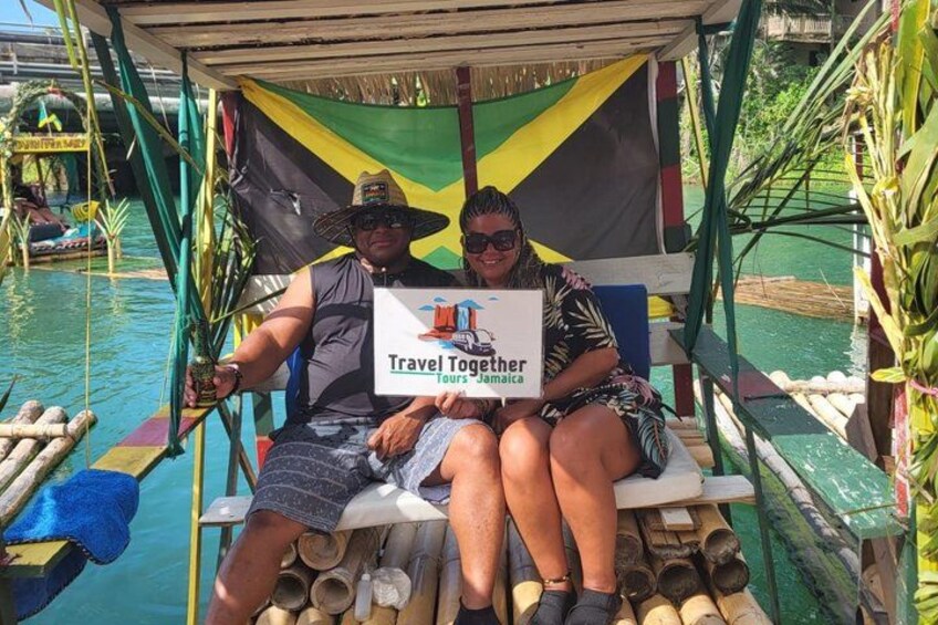 Deux personnes sont assises sur un bateau, et une pancarte indique : « Travel Together Tours Jamaica ». 5