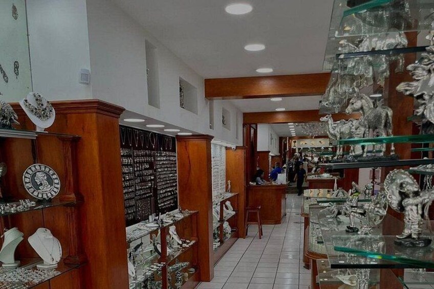 Une bijouterie avec des étagères en bois et des vitrines en verre. 2