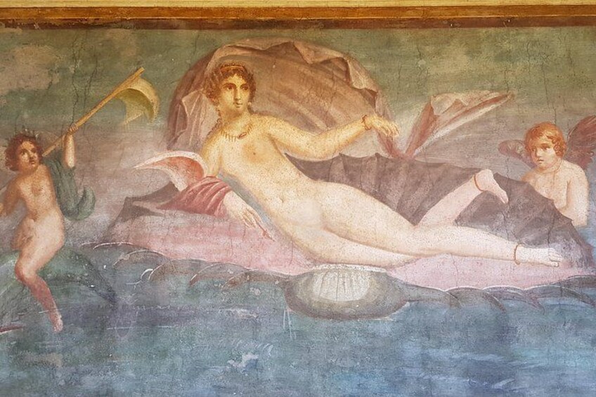 Un fresco clásico con figuras mitológicas, una criatura marina y un bote. 5