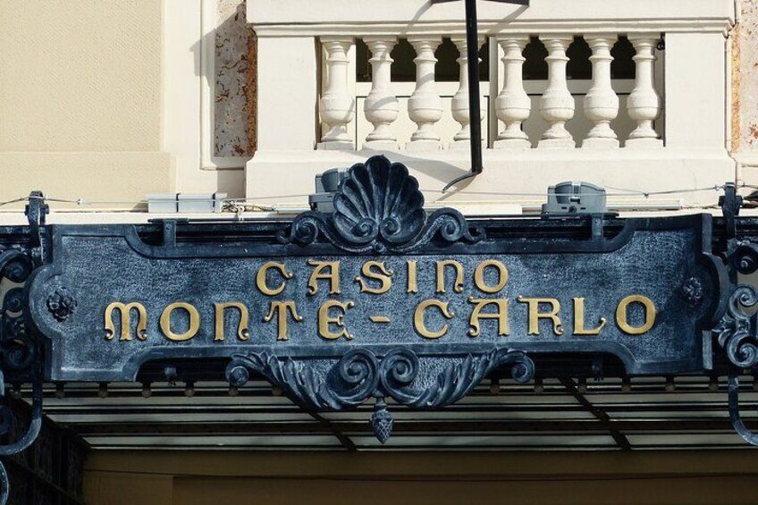 Skilt for 'Casino Monte Carlo' med detaljeret udsmykning og gyldne bogstaver. 3