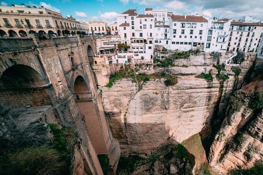 Un canyon avec un pont, des bâtiments et un paysage rocheux. 2