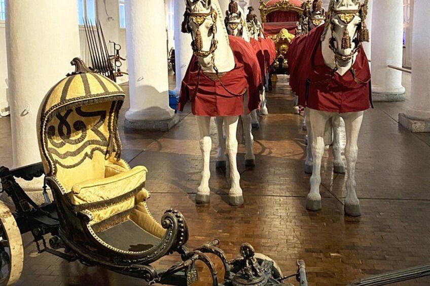 Una carrozza trainata da cavalli, una carrozza con un cavaliere e una carrozza con un cavaliere. 3