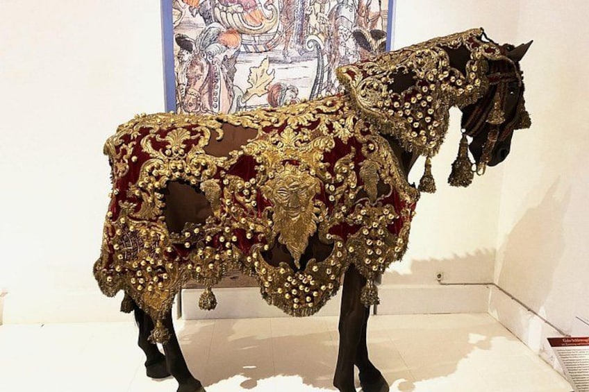 Una statua equestre ornata da elaborate decorazioni dorate e rosse. 4