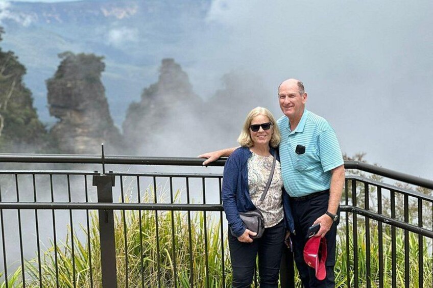 Capture beautiful moments with loved ones amidst the iconic backdrop of the Three Sisters at Echo Point. 2