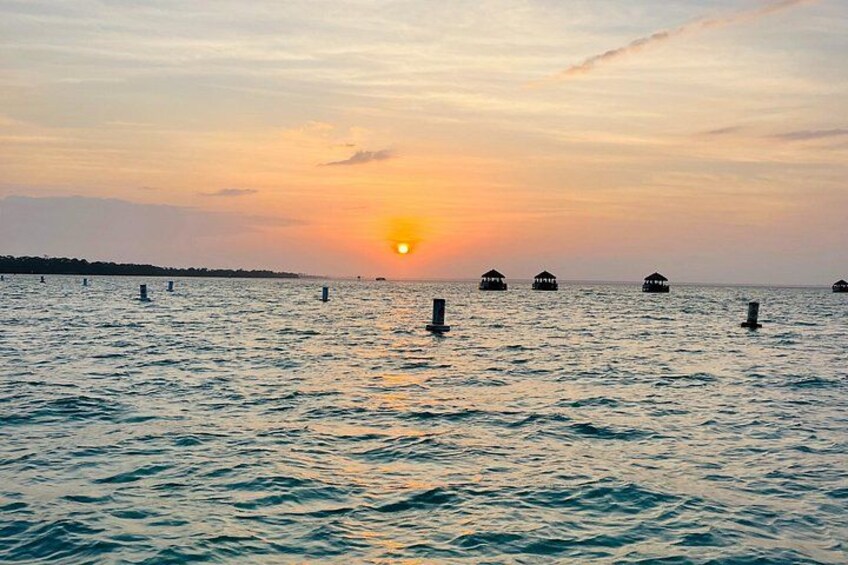 Ein Sonnenuntergang über einem ruhigen Meer mit schwimmenden Strukturen. 3
