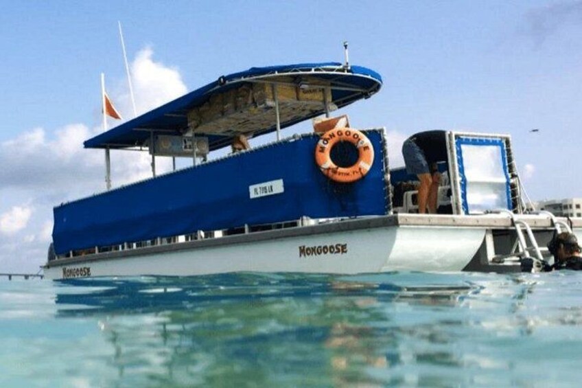 Ein blau-weißes Boot namens MongOOSE mit einer Rettungsboje und einer Flagge. 2