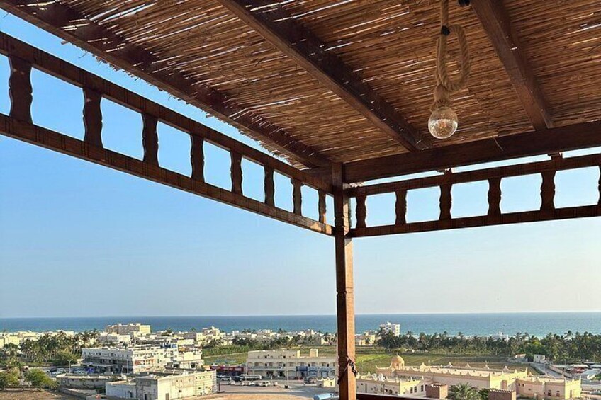 Un paysage urbain côtier avec une structure en bois surplombant la mer. 2