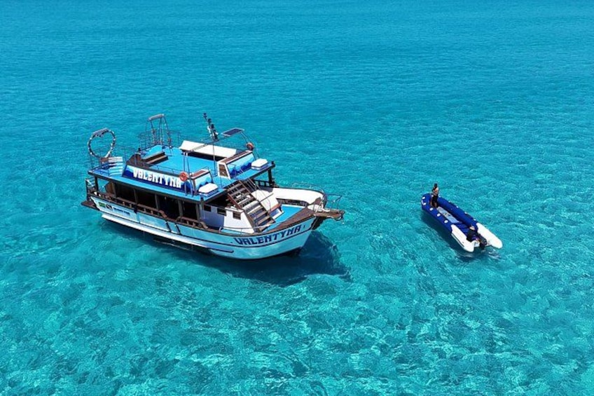 A boat named 'Valentyn' on clear turquoise water. 3