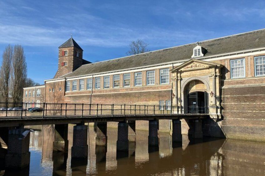 Un bâtiment historique avec un pont enjambant une rivière, une tour et un ciel dégagé. 3