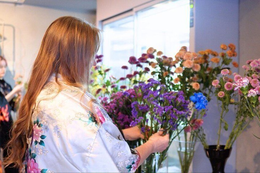 Japanese flower arranging (Ikebana) Experience/Workshop in Tokyo 4