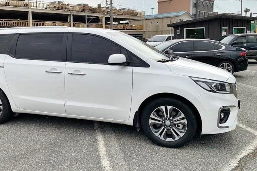 En vit SUV stod parkerad på en parkeringsplats tillsammans med andra fordon. 4