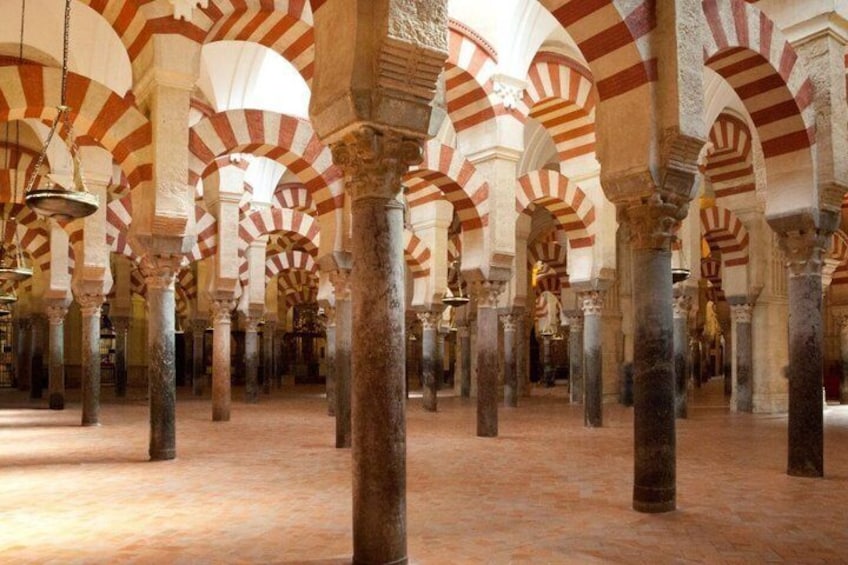 Un interior histórico con arcos y columnas. 4