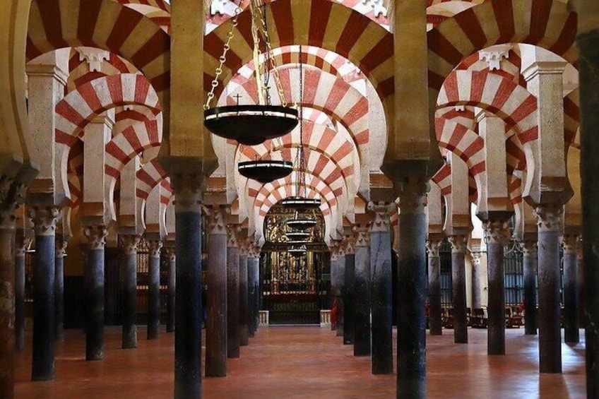 Interior de una mezquita con arcos y columnas. 1