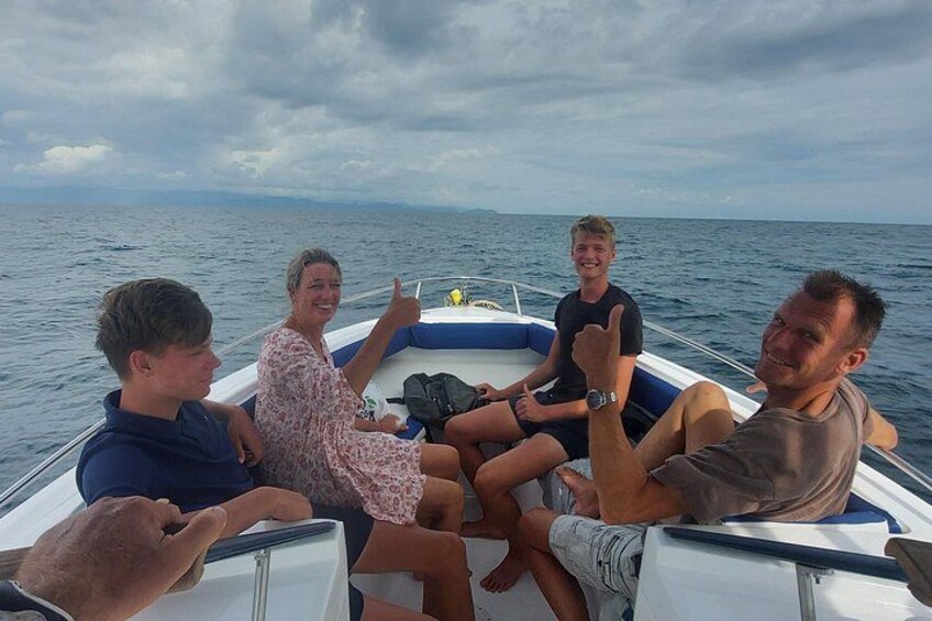 Un groupe de personnes se trouve sur un bateau, en pleine mer. 5