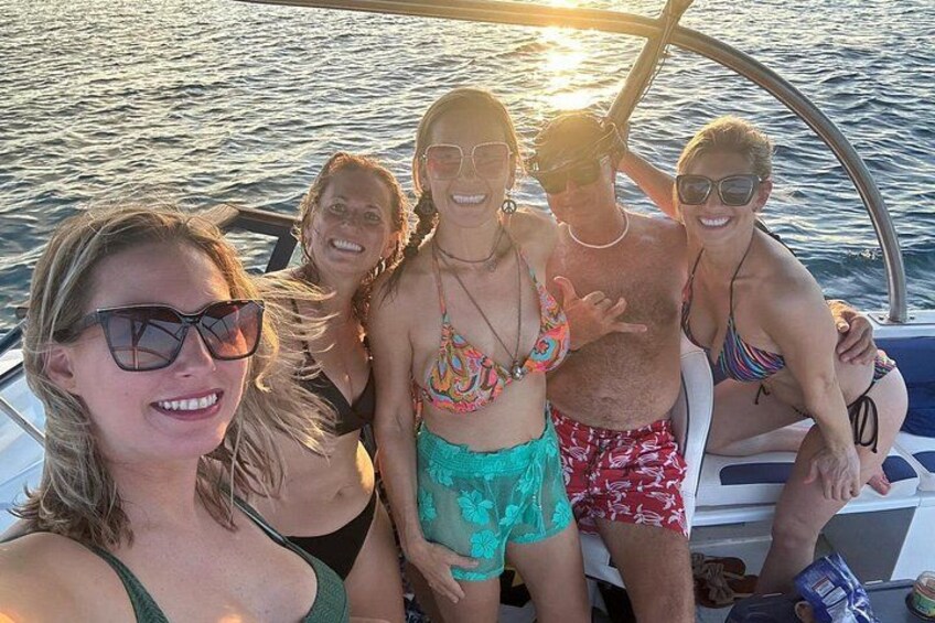 Un groupe de personnes se trouve sur un bateau, avec l’eau en arrière-plan. 2