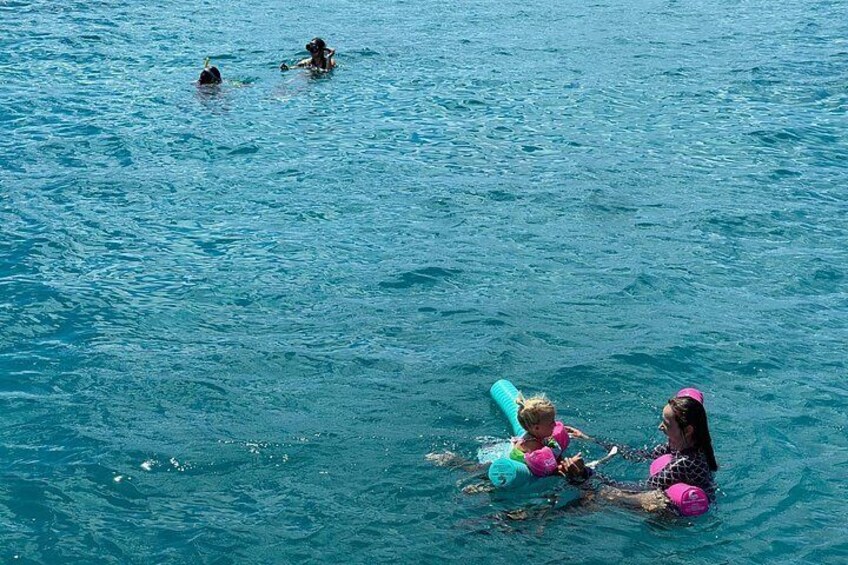 Personas nadando en el agua. 5