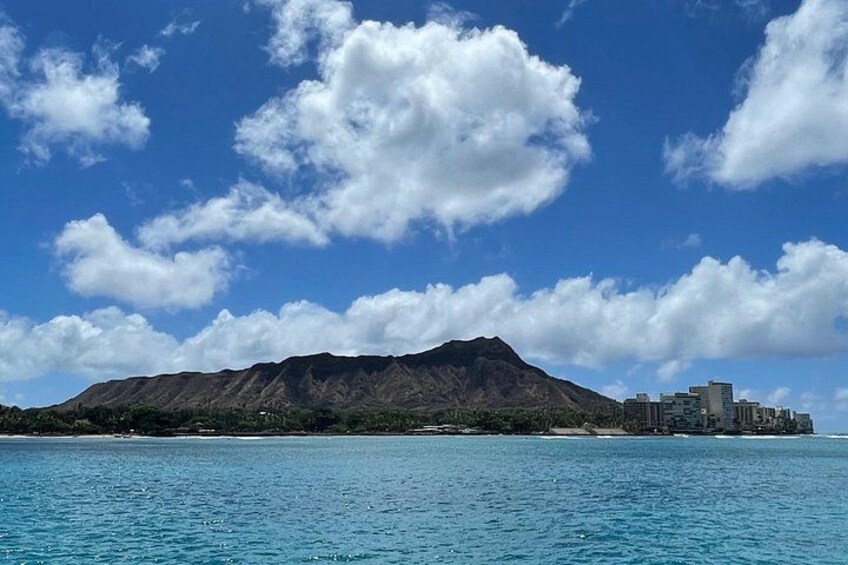 Une montagne, une étendue d’eau et la silhouette d’une ville. 2