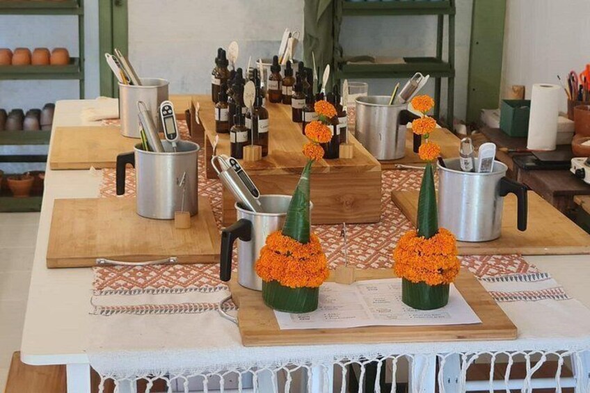 Un piano di lavoro in cucina con utensili da cucina, pentole e vasi con fiori. 5