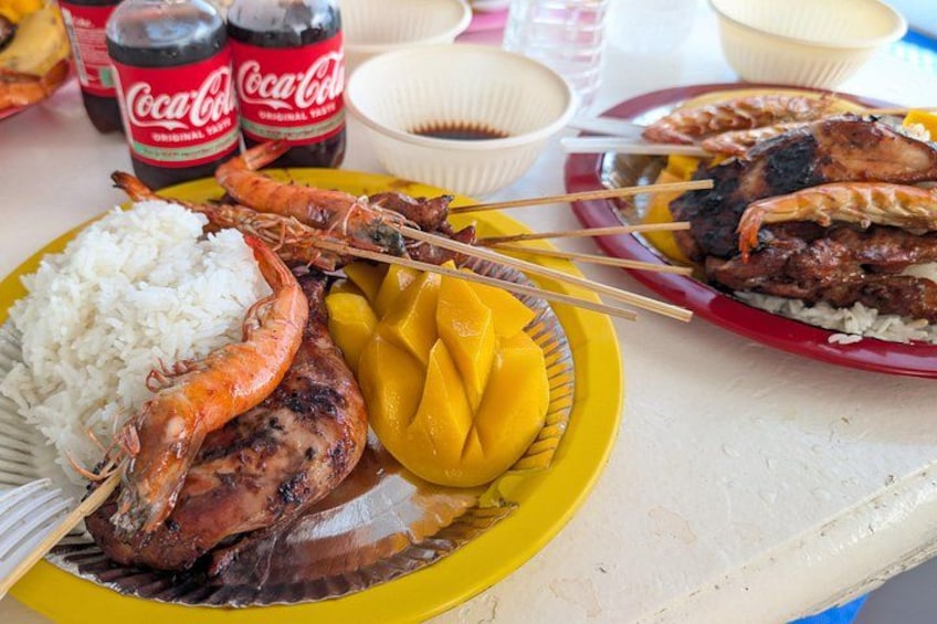 Enjoy a Filipino-style BBQ lunch on the boat with a comfortable breeze! 4
