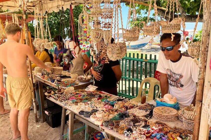 Browse charming stalls offering shell accessories and handmade souvenirs, and soak in the island’s laid-back, tropical vibe. 3