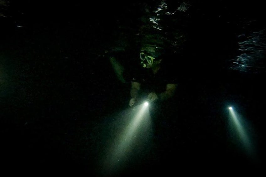 Una persona en un ambiente oscuro con dos fuentes de luz. 3