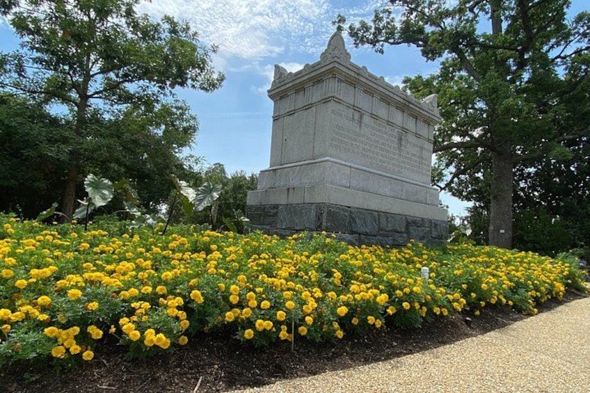 The Civil War Unknowns Memorial, honoring thousands of unidentified soldiers. 4