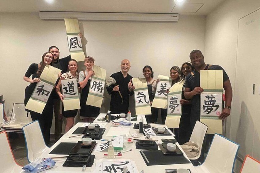 Un groupe de personnes tenant des panneaux avec des caractères chinois dans une salle de réunion. 4