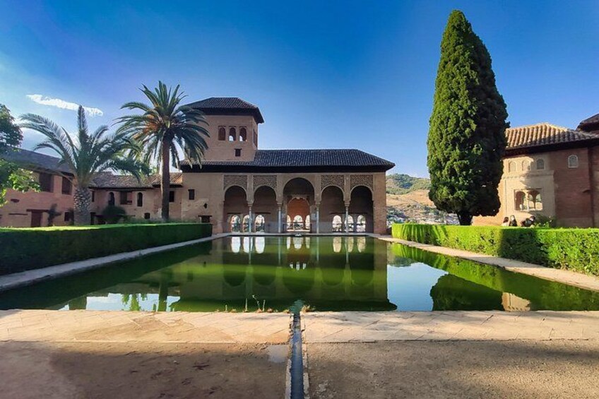 Granada: Alhambra & Nasrid Palaces Guided Tour in Small Groups 4