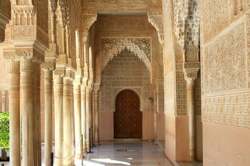 Granada: Alhambra & Nasrid Palaces Guided Tour in Small Groups 2