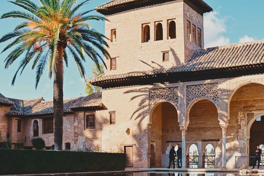 Granada: Alhambra & Nasrid Palaces Guided Tour in Small Groups 4