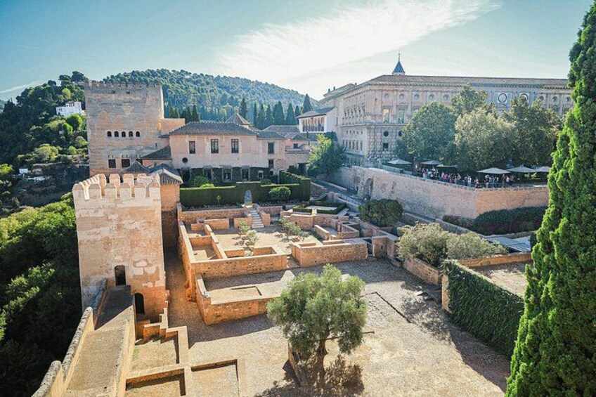 Granada: Alhambra & Nasrid Palaces Guided Tour in Small Groups 2