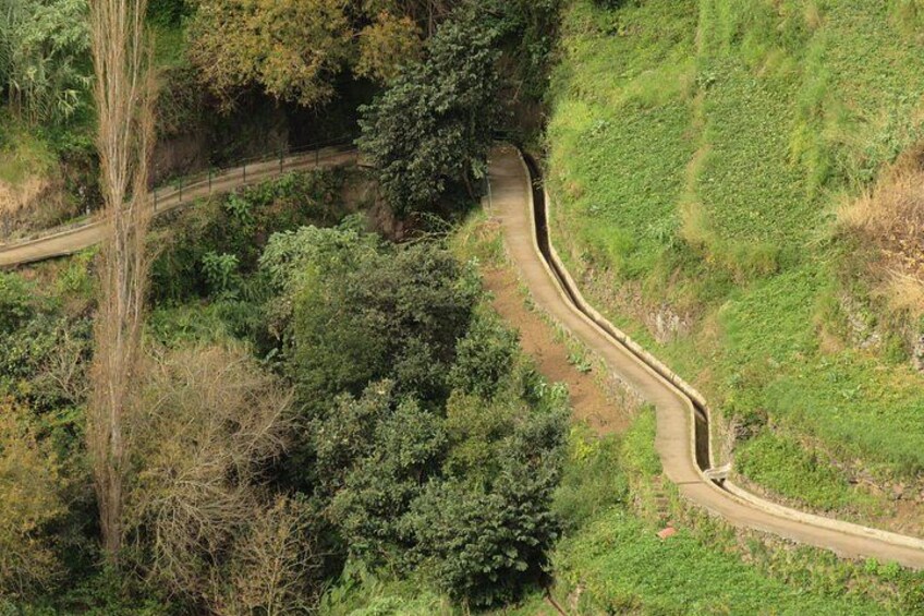 Une route sinueuse qui traverse une région vallonnée et boisée. 2