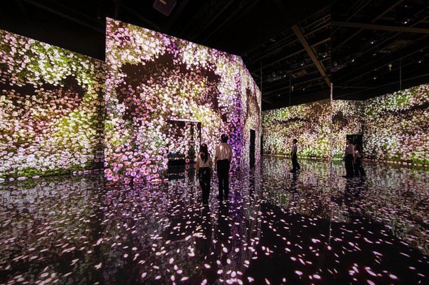 Une installation artistique intérieure composée de grands écrans LED diffusant des motifs colorés. 3