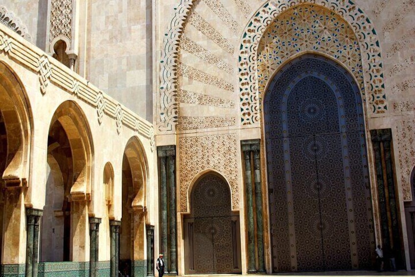 Un edificio histórico con arcos ornamentales y detalles en azulejos. 4