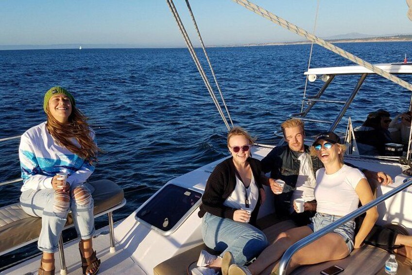 Un grupo de personas en un velero con el océano al fondo. 4