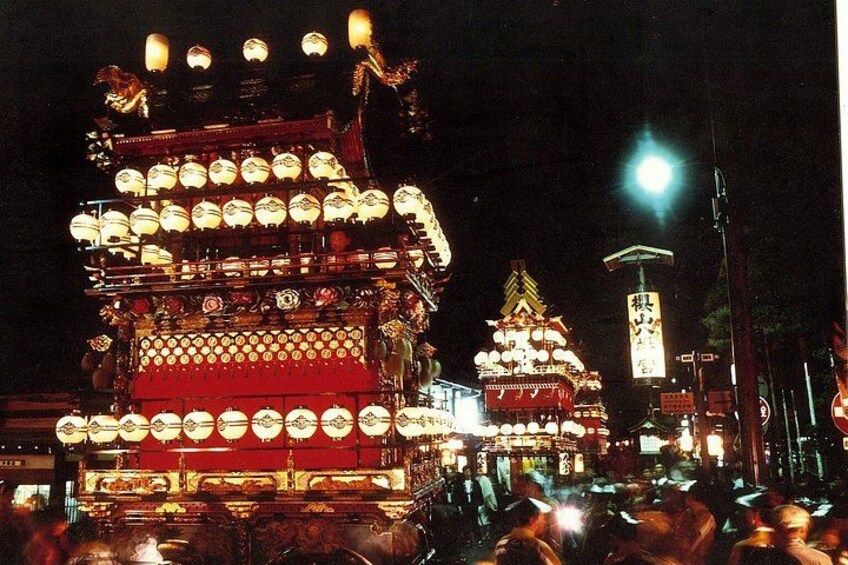 Un temple japonais traditionnel, avec des lanternes illuminées et une pagode en arrière-plan. 3