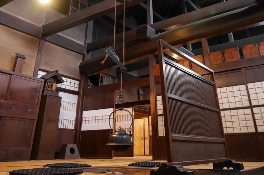 Un intérieur japonais traditionnel avec un sol en tatamis, des poutres en bois et des portes coulissantes. 2