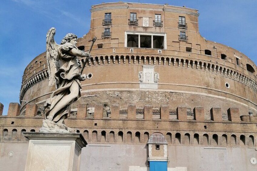 Colosseum med en statue af en engel til venstre. 3