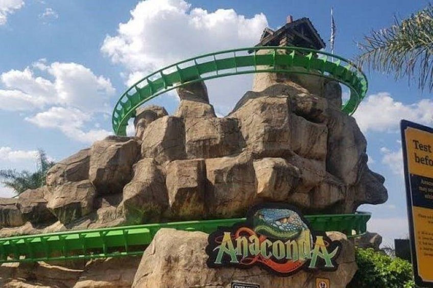 En rutschebaneskinne på en klippeformation med et skilt der står 'Anaconda'. 1