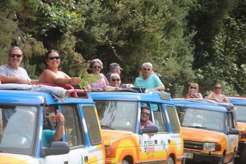 Een rij oude busjes met passagiers. 3