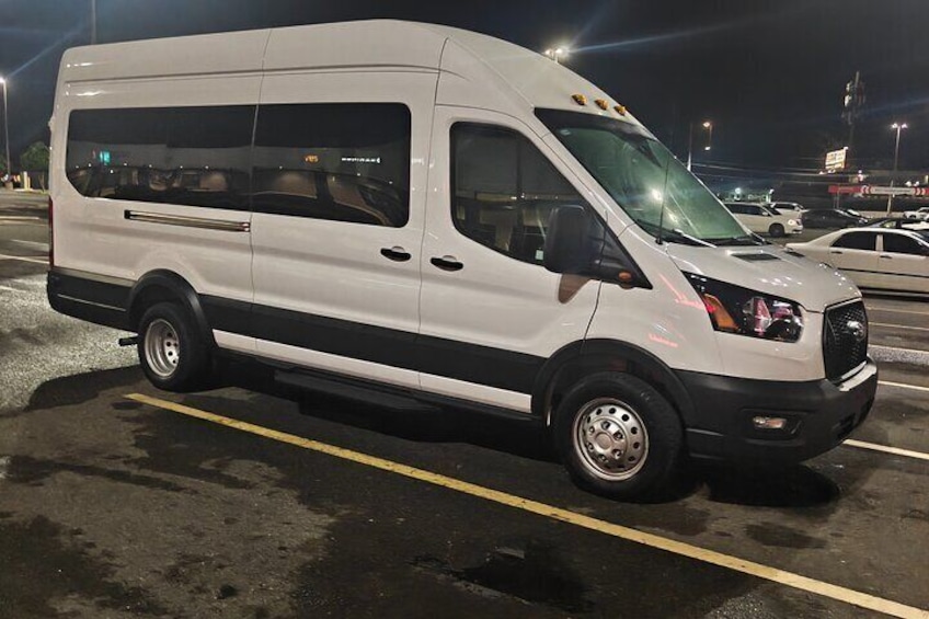 Una camioneta blanca estacionada en un estacionamiento por la noche. 3