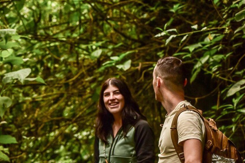 Dos personas caminando en un bosque frondoso y verde. 3