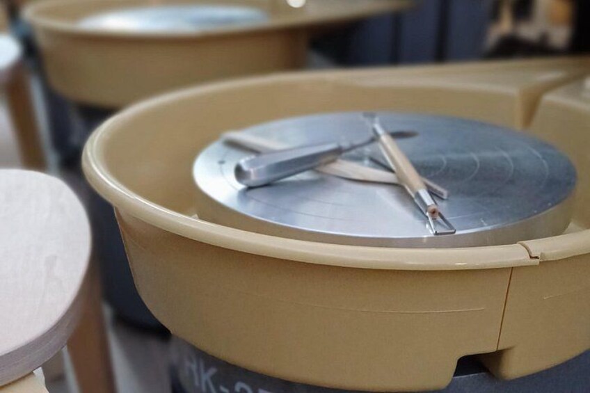Guided Pottery Workshop on a Turntable in Choorstraat 3