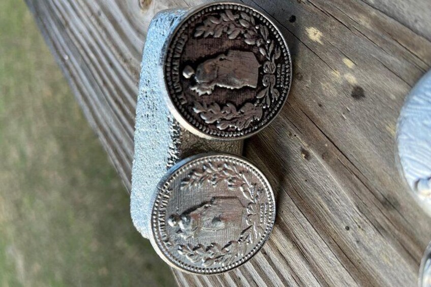 Dos monedas sobre una superficie de madera. 4