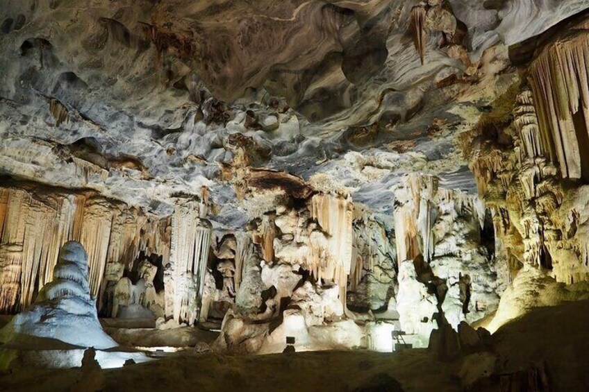 Una cueva con estalactitas y estalagmitas. 1